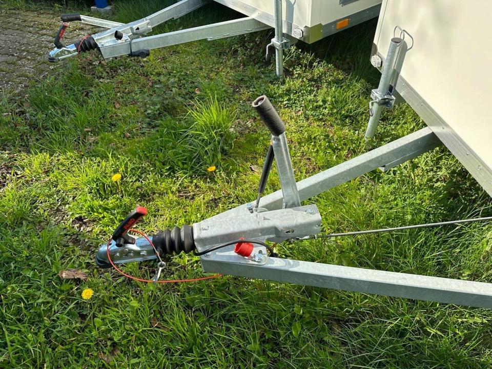 Reboque sanitário auto-suficiente com depósito de 700 litros