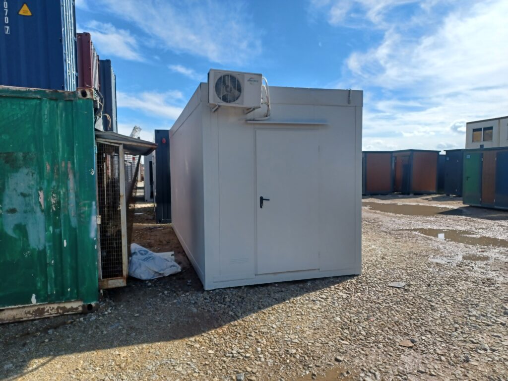 Contentor para serviço de alimentação / Bilheteira / Vendas / Segurança - Duas janelas de atendimento, Ar condicionado, 2,5 x 6