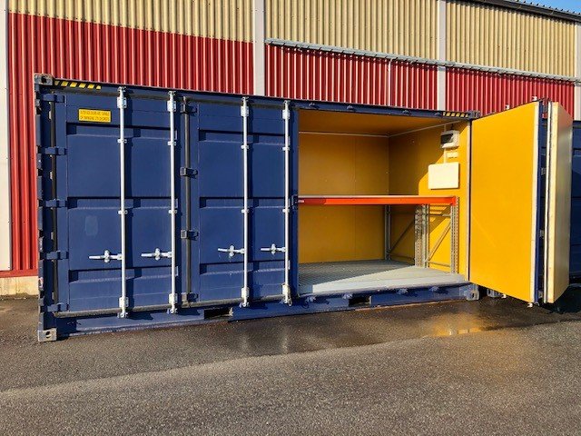 Contentor de 20 pés com carregamento lateral e estante para paletes.