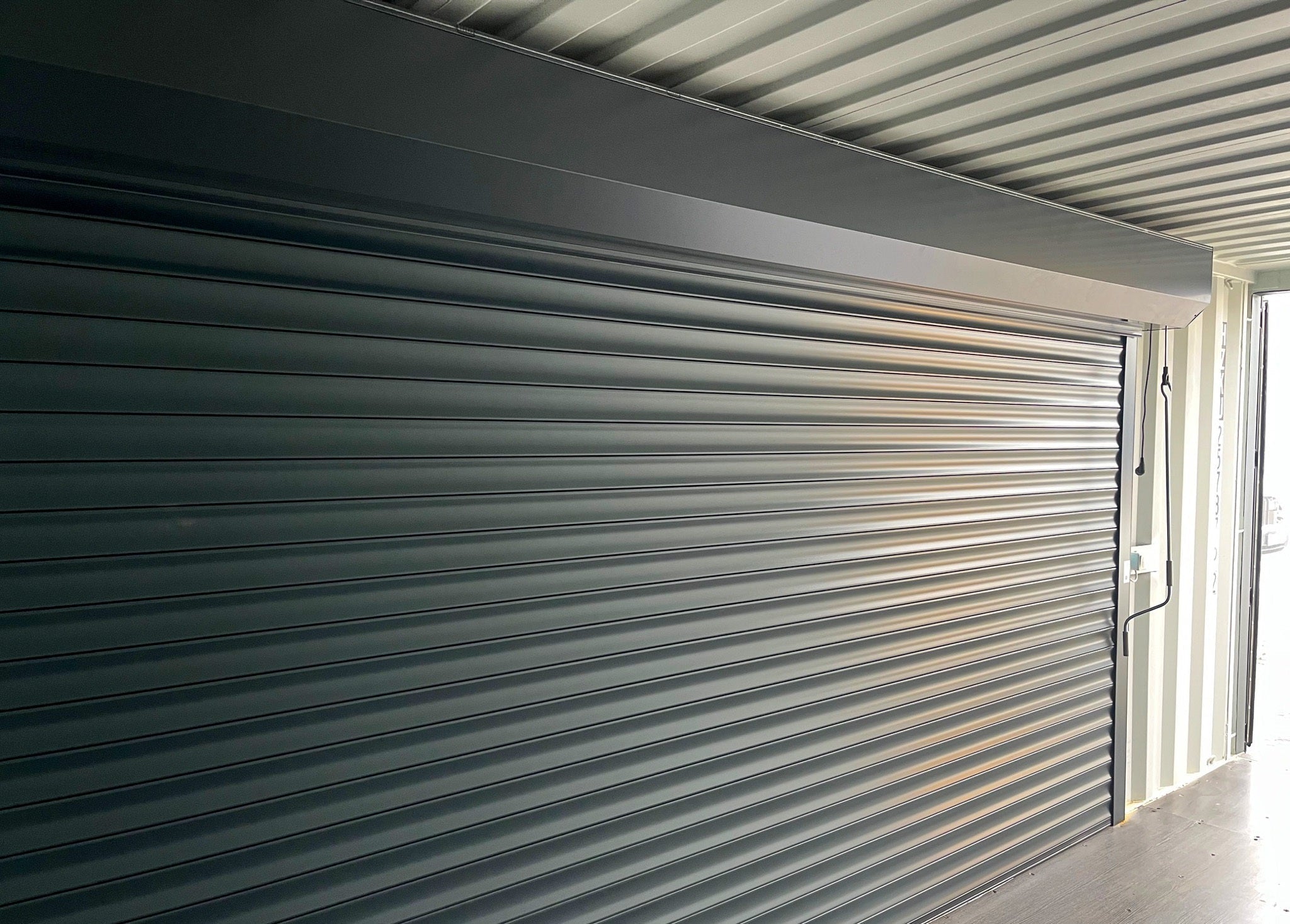 Contentor de 6 metros com porta de enrolar e porta de entrada RAL 7016