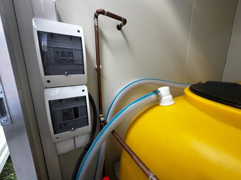 Reboque sanitário auto-suficiente com depósito de 700 litros