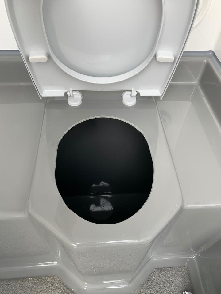 Recipiente sanitário com autoclismo, Cabine sanitária, Recipiente sanitário, Cabine sanitária