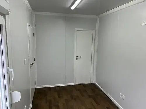 Escritório standard com casa de banho/depósito