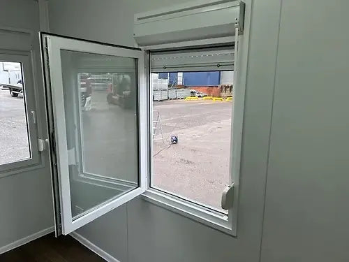 Escritório standard com casa de banho/depósito