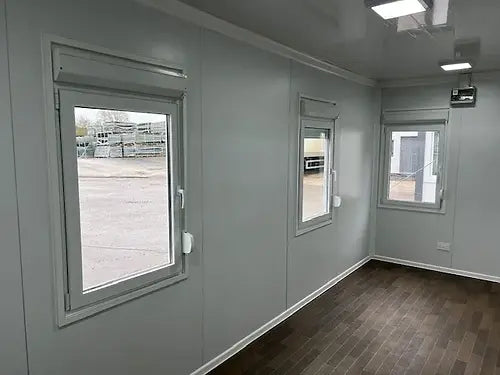 Contentor de escritório padrão com 3 janelas