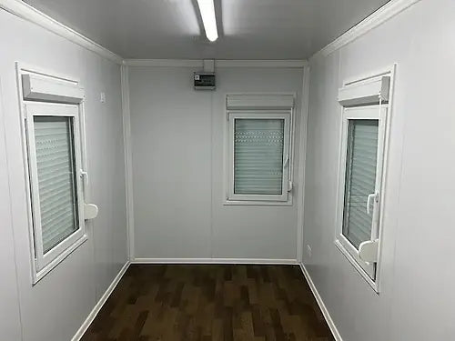 Escritório standard com casa de banho/depósito