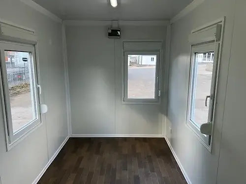 Contentor de escritório padrão com casa de banho