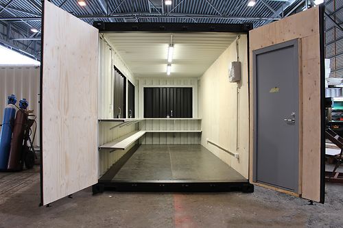 Contentor de 20 pés (7,1 m) ou contentor marítimo de 6 metros, equipado para utilização como bar/café.