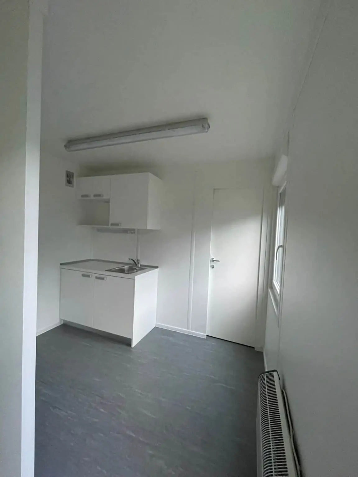 Espaço comercial incluindo cozinha e casa de banho.