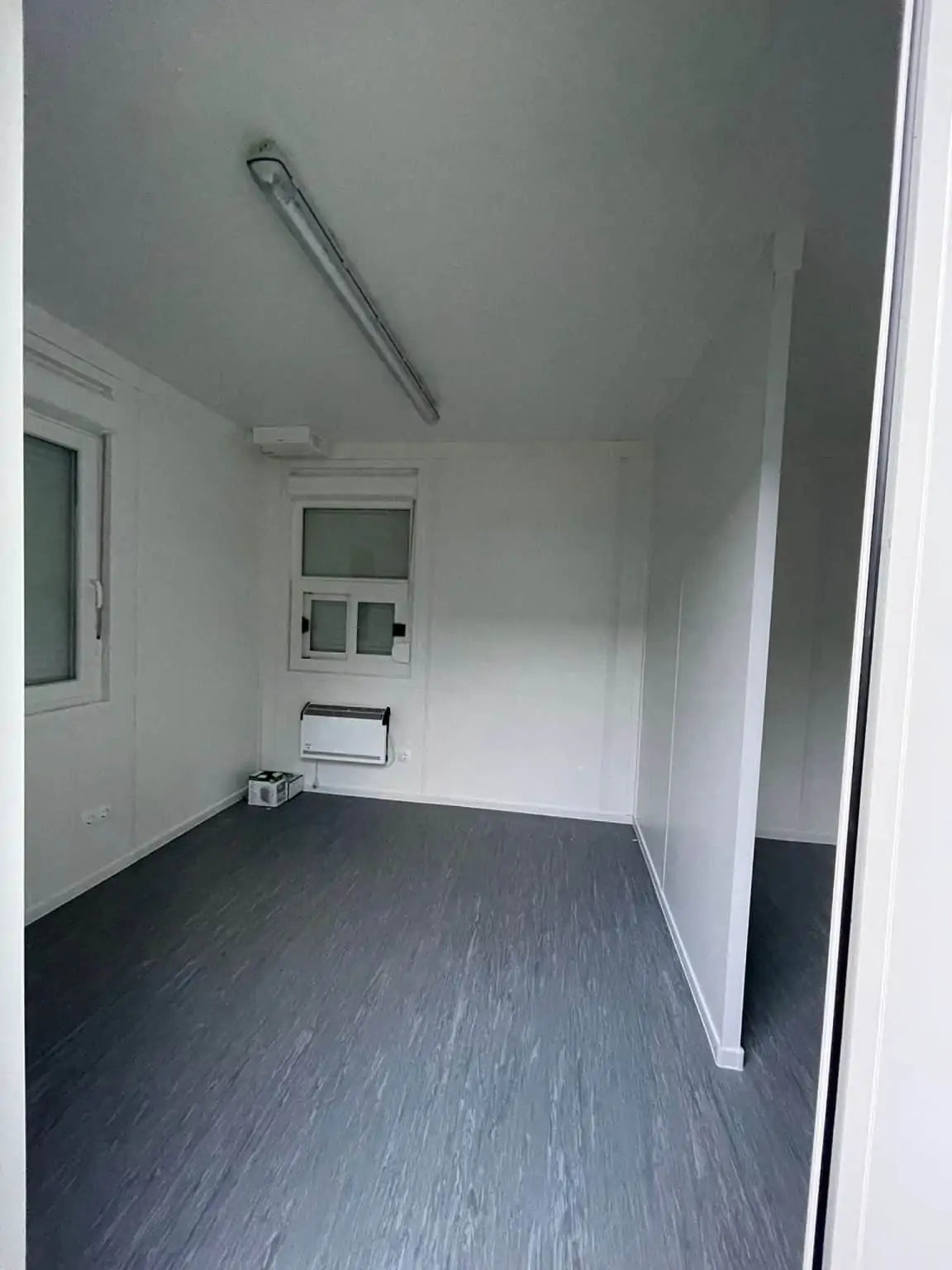 Espaço comercial incluindo cozinha e casa de banho.