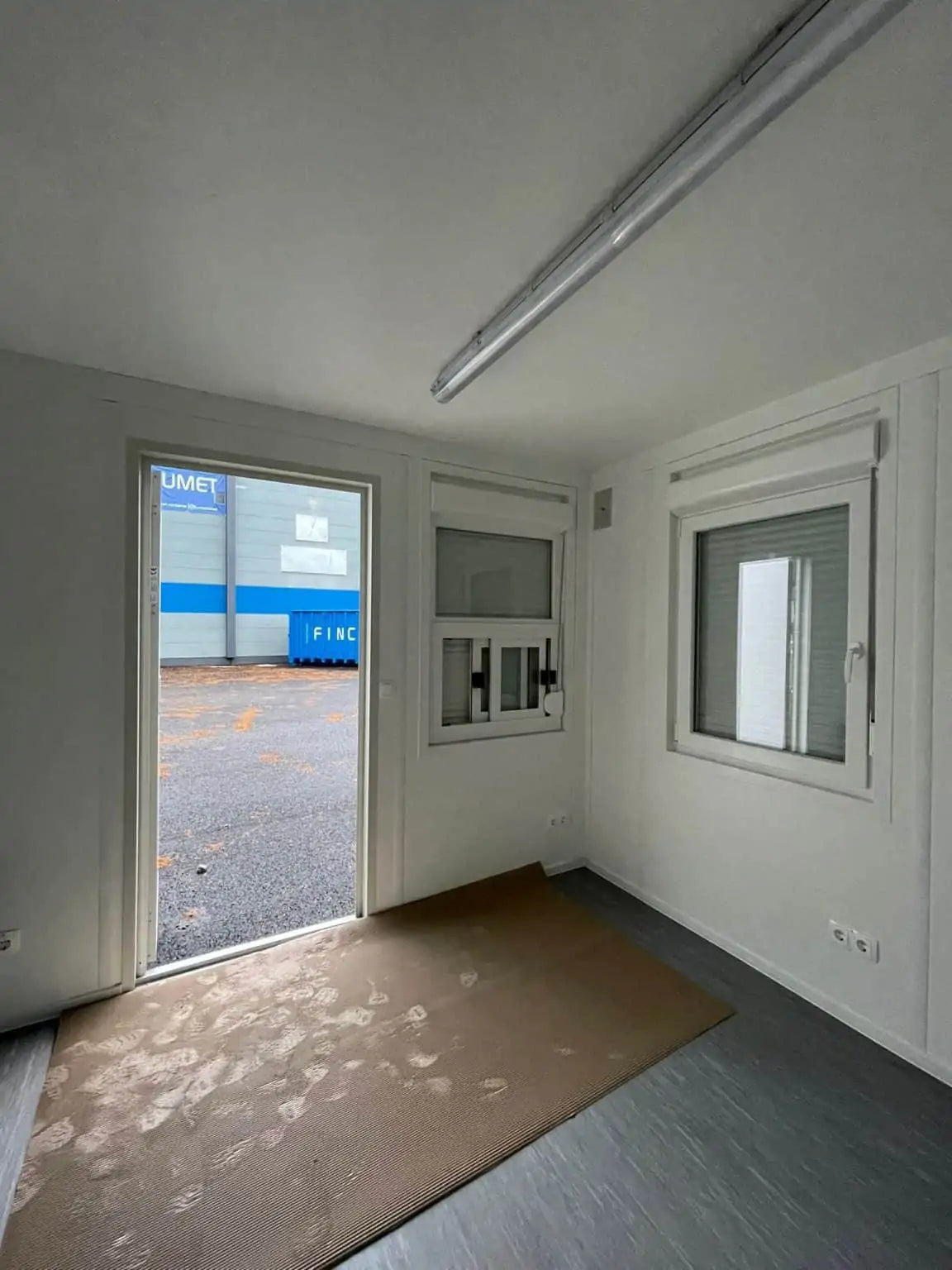 Espaço comercial incluindo cozinha e casa de banho.