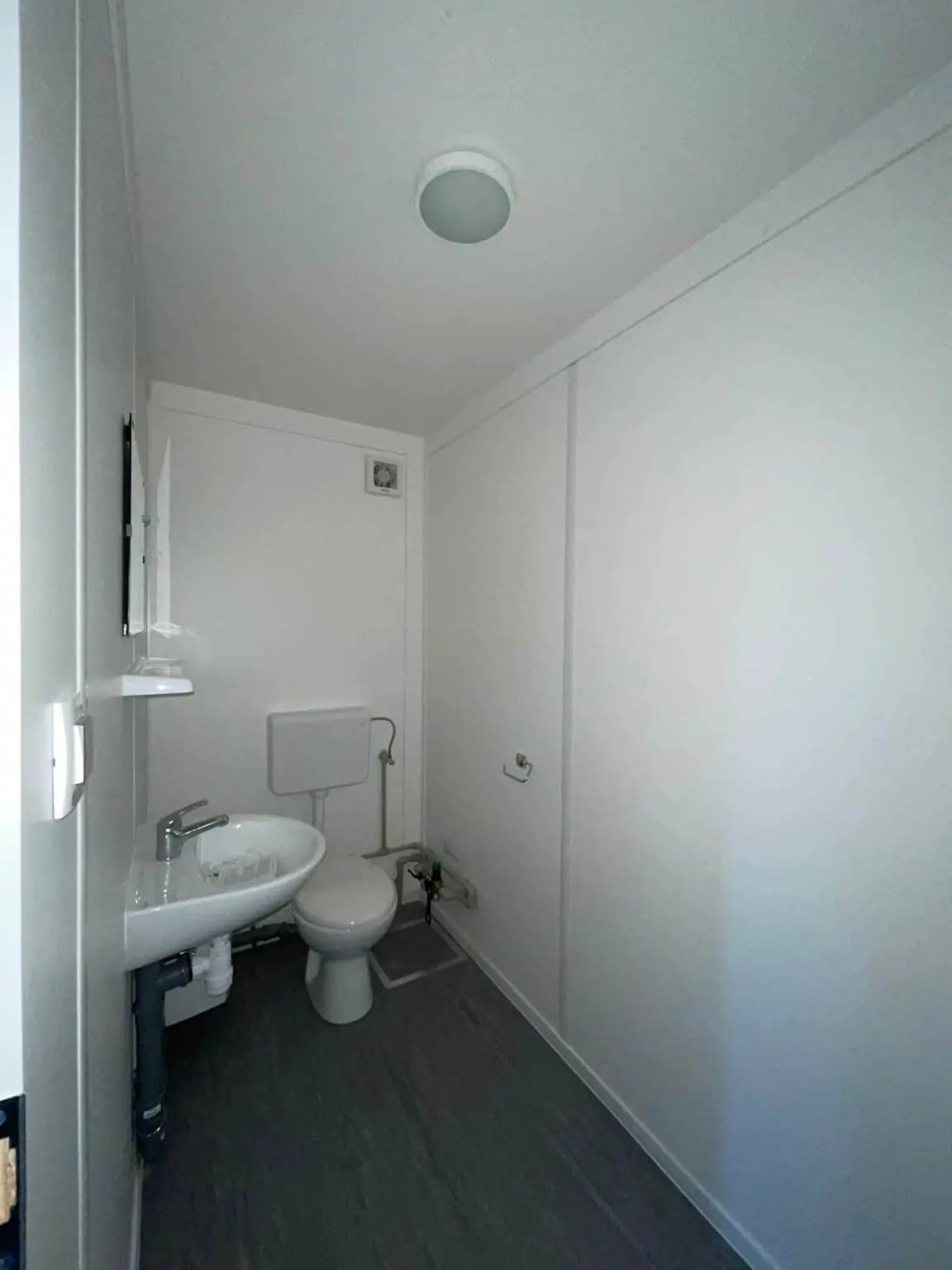 Espaço comercial incluindo cozinha e casa de banho.