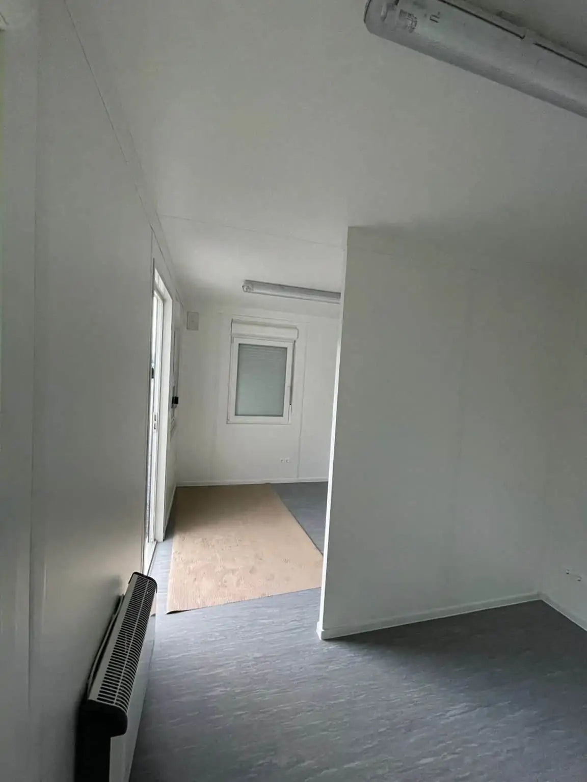 Espaço comercial incluindo cozinha e casa de banho.