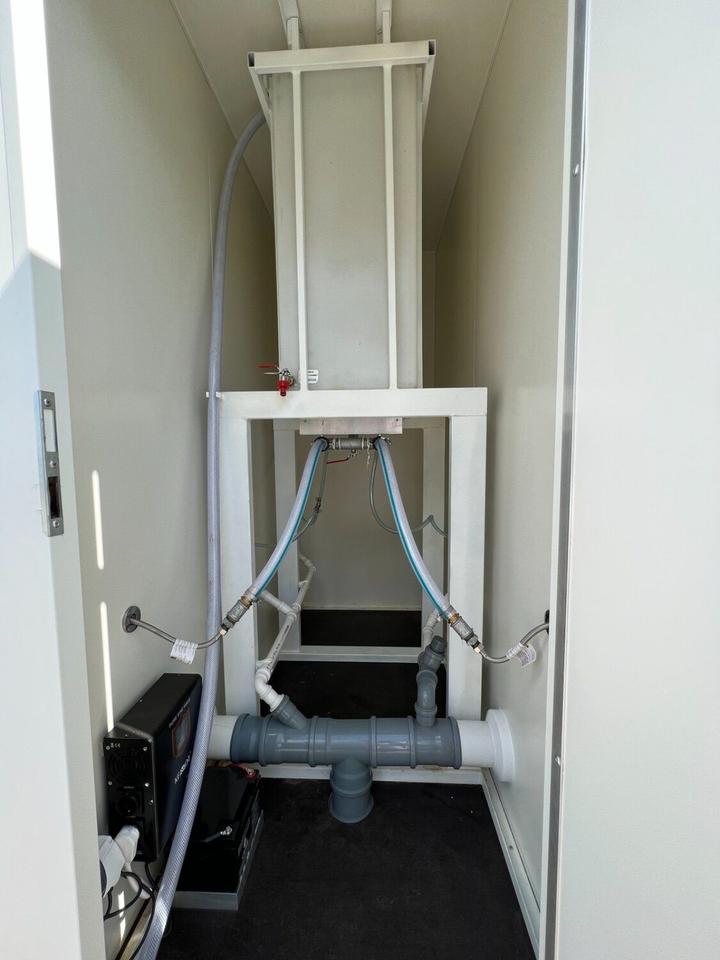 Reboque sanitário auto-suficiente com depósito de 700 litros