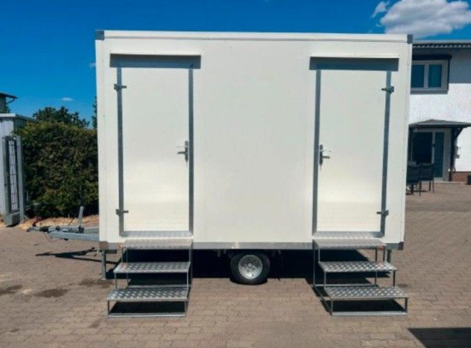 Reboque sanitário auto-suficiente com depósito de 700 litros