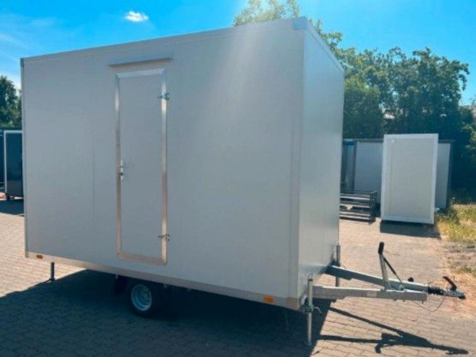 Reboque sanitário auto-suficiente com depósito de 700 litros