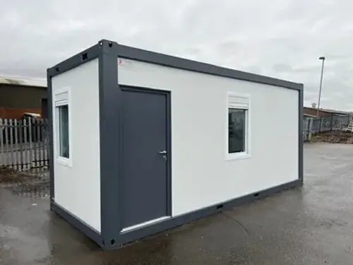 Escritório standard com casa de banho e duas janelas.