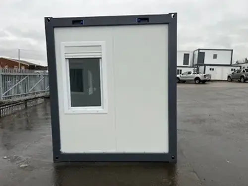 Escritório standard com casa de banho e duas janelas.