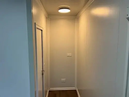 Escritório standard com casa de banho e duas janelas.