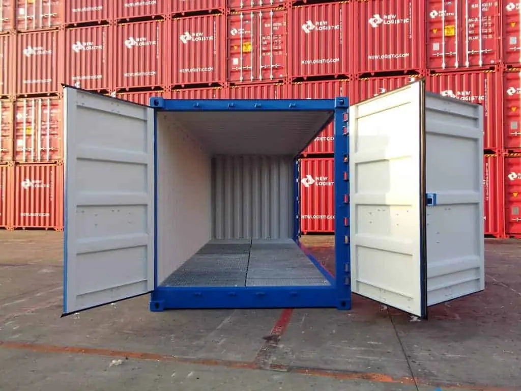 Contentor de 6 metros com carregamento lateral e bandeja de drenagem.