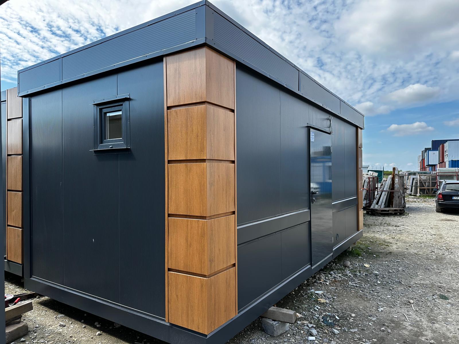 Contentor sanitário equipado com 4 sanitas / 1 urinol / 3 lavatórios