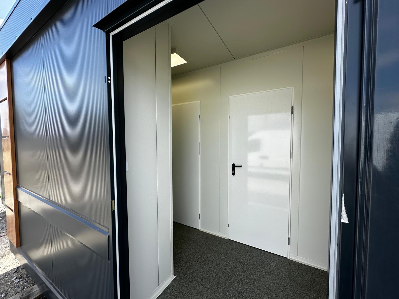 Contentor sanitário equipado com 4 sanitas / 1 urinol / 3 lavatórios