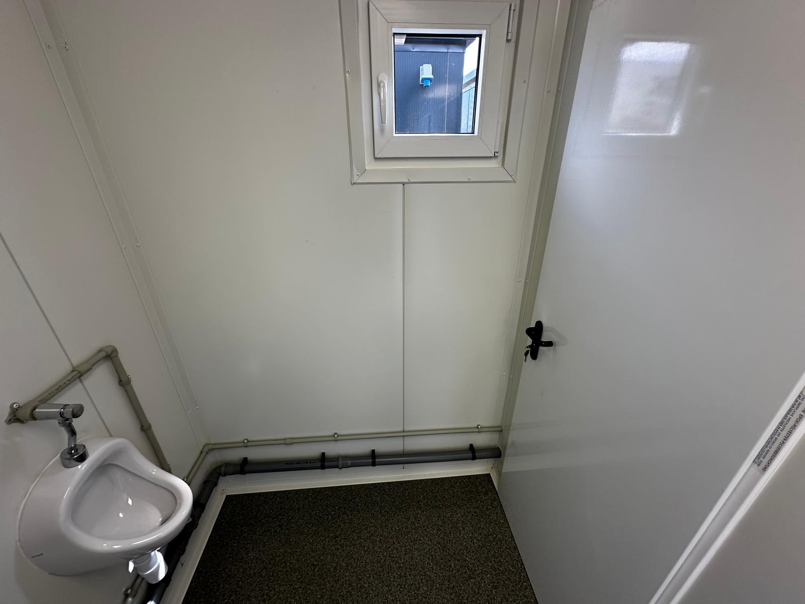 Contentor sanitário equipado com 4 sanitas / 1 urinol / 3 lavatórios