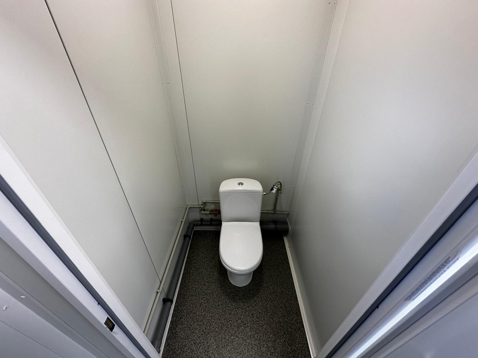 Contentor sanitário equipado com 4 sanitas / 1 urinol / 3 lavatórios