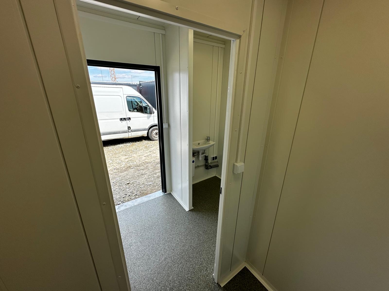 Contentor sanitário equipado com 4 sanitas / 1 urinol / 3 lavatórios