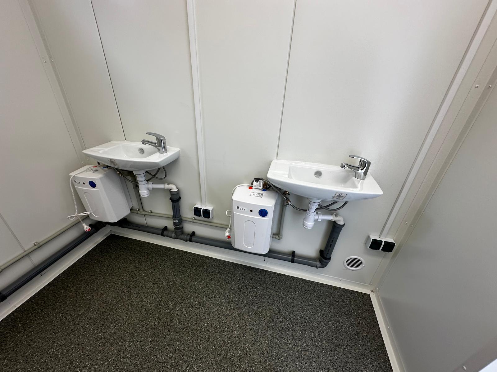 Contentor sanitário equipado com 4 sanitas / 1 urinol / 3 lavatórios