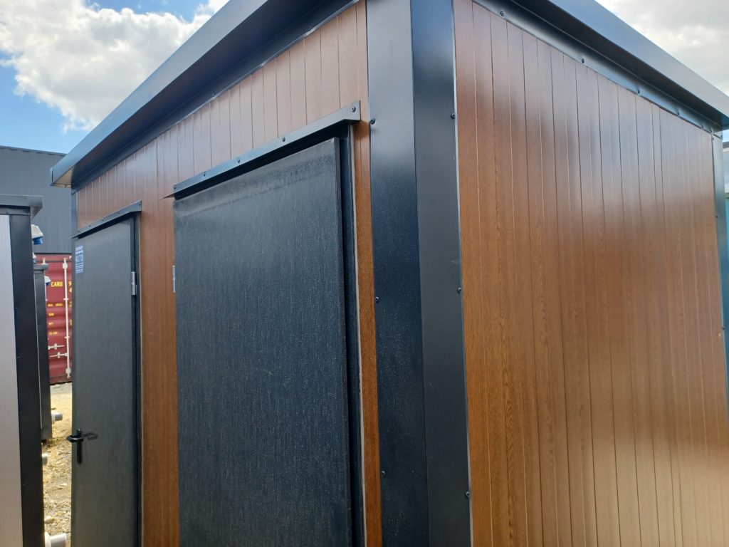 CONTENTOR SANITÁRIO DUPLO COM 2 CABINES 249x175x249