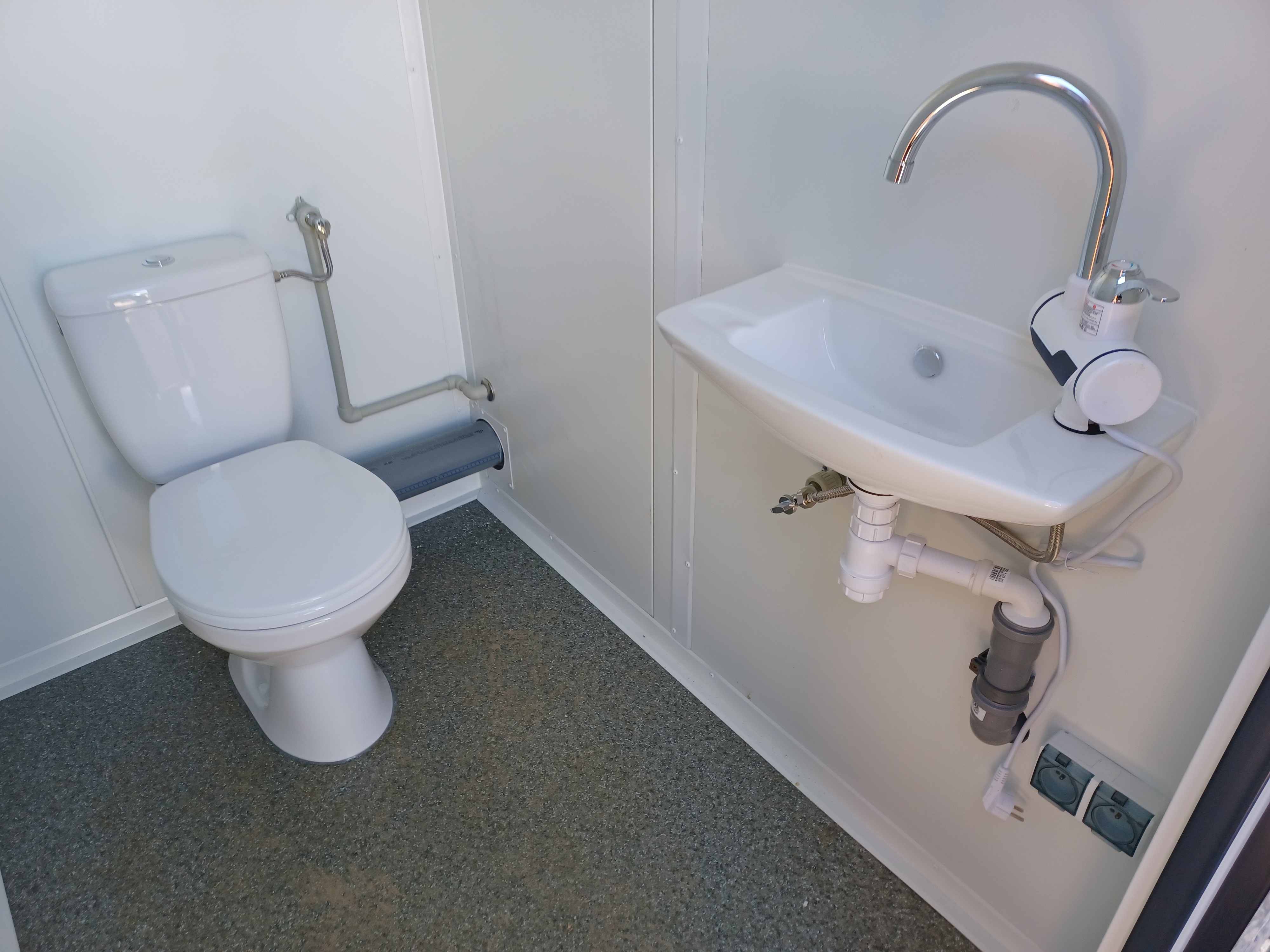 CONTENTOR SANITÁRIO DUPLO COM 2 CABINES 245x173x229