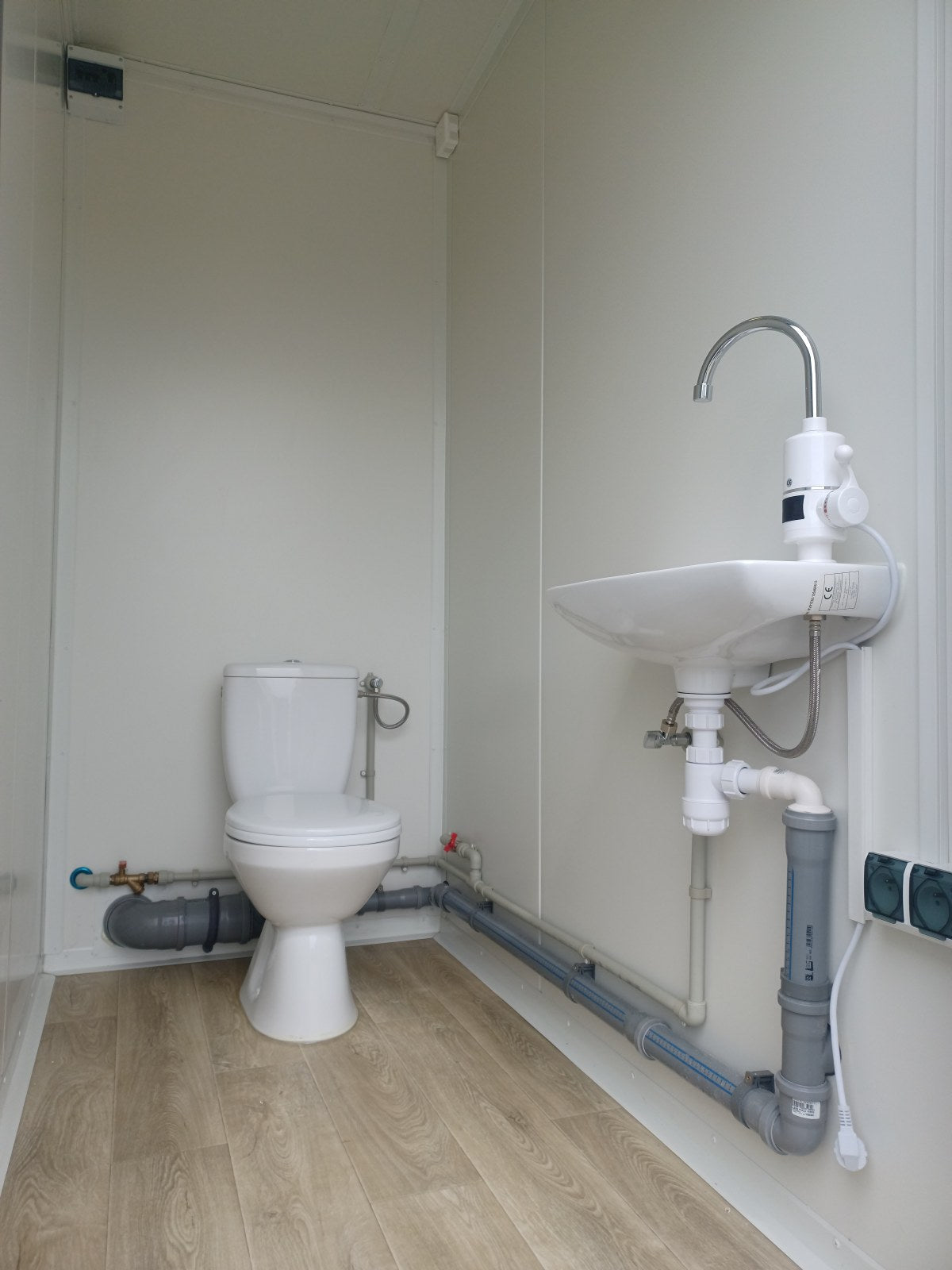 Cabine sanitária dupla com 2 compartimentos - sanita e chuveiro 246x197x245