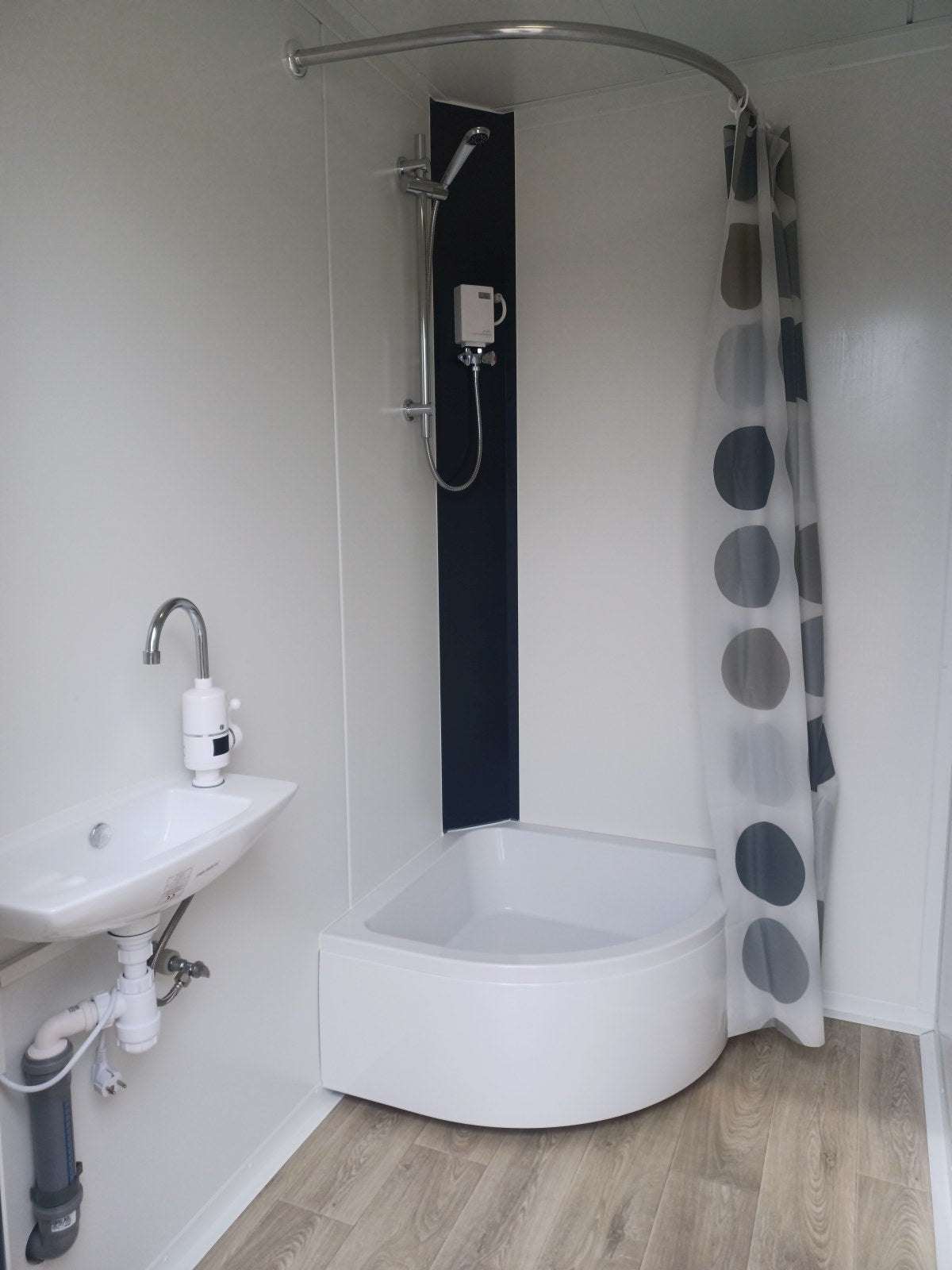 Cabine sanitária dupla com 2 compartimentos - sanita e chuveiro 246x197x245