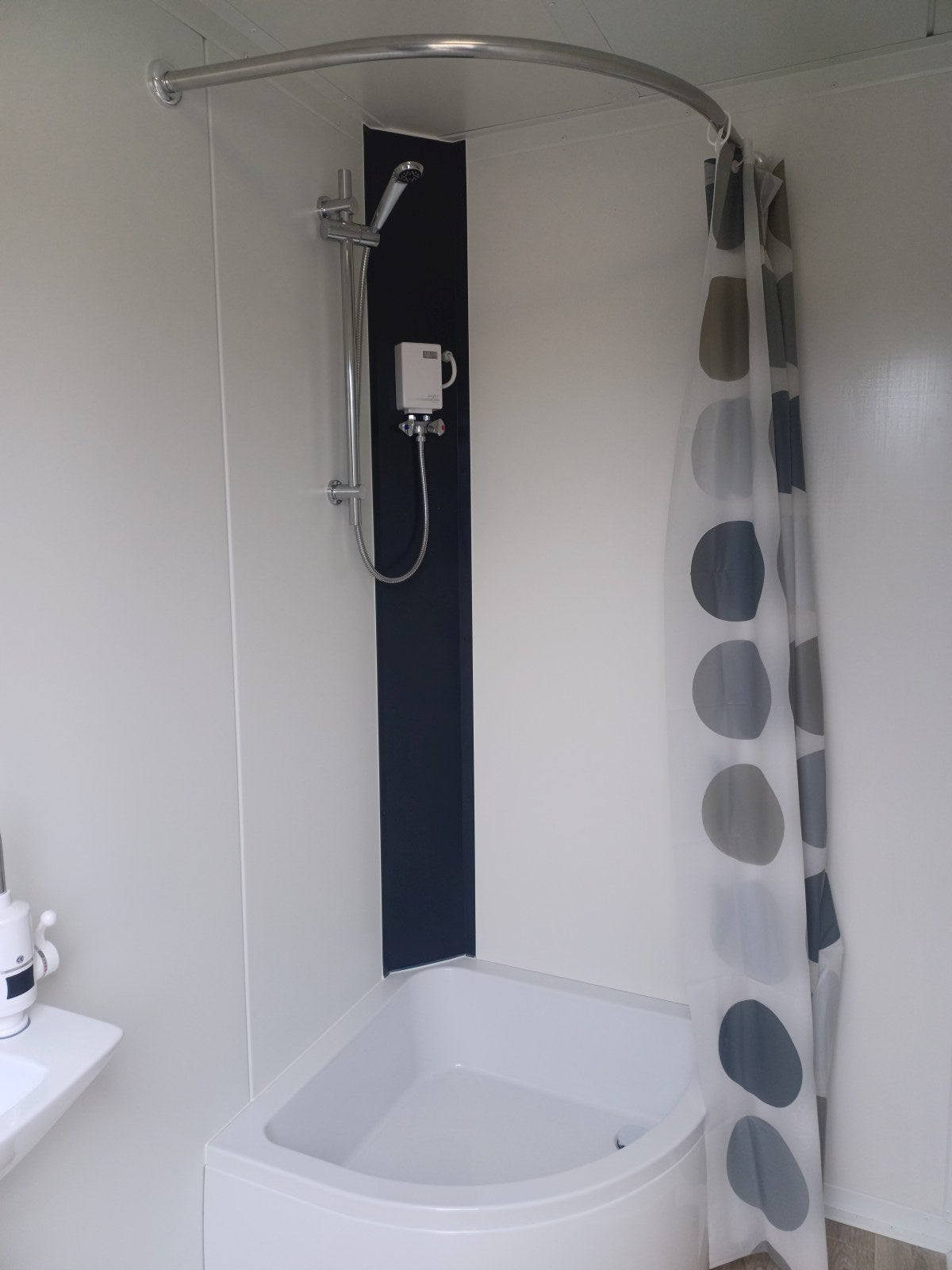 Cabine sanitária dupla com 2 compartimentos - sanita e chuveiro 246x197x245