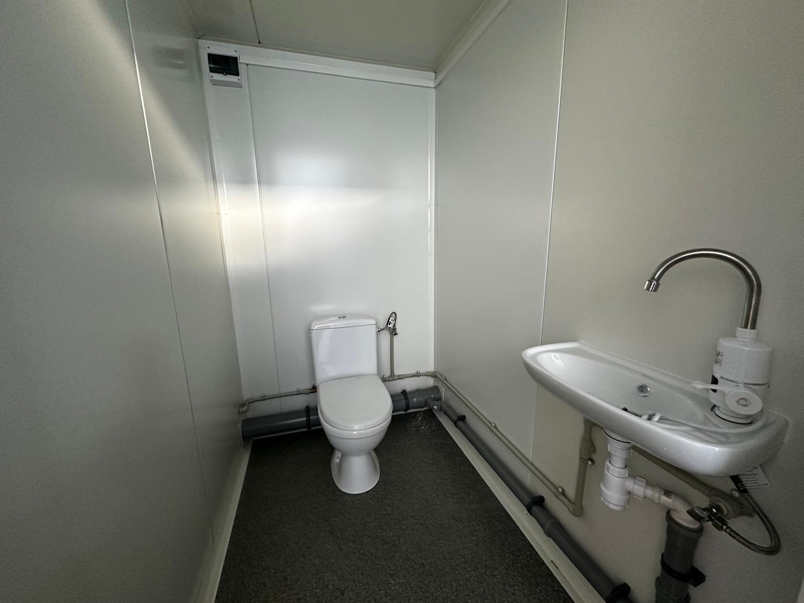 Recipiente sanitário duplo com 2 cabines sanitárias / sanita + urinol