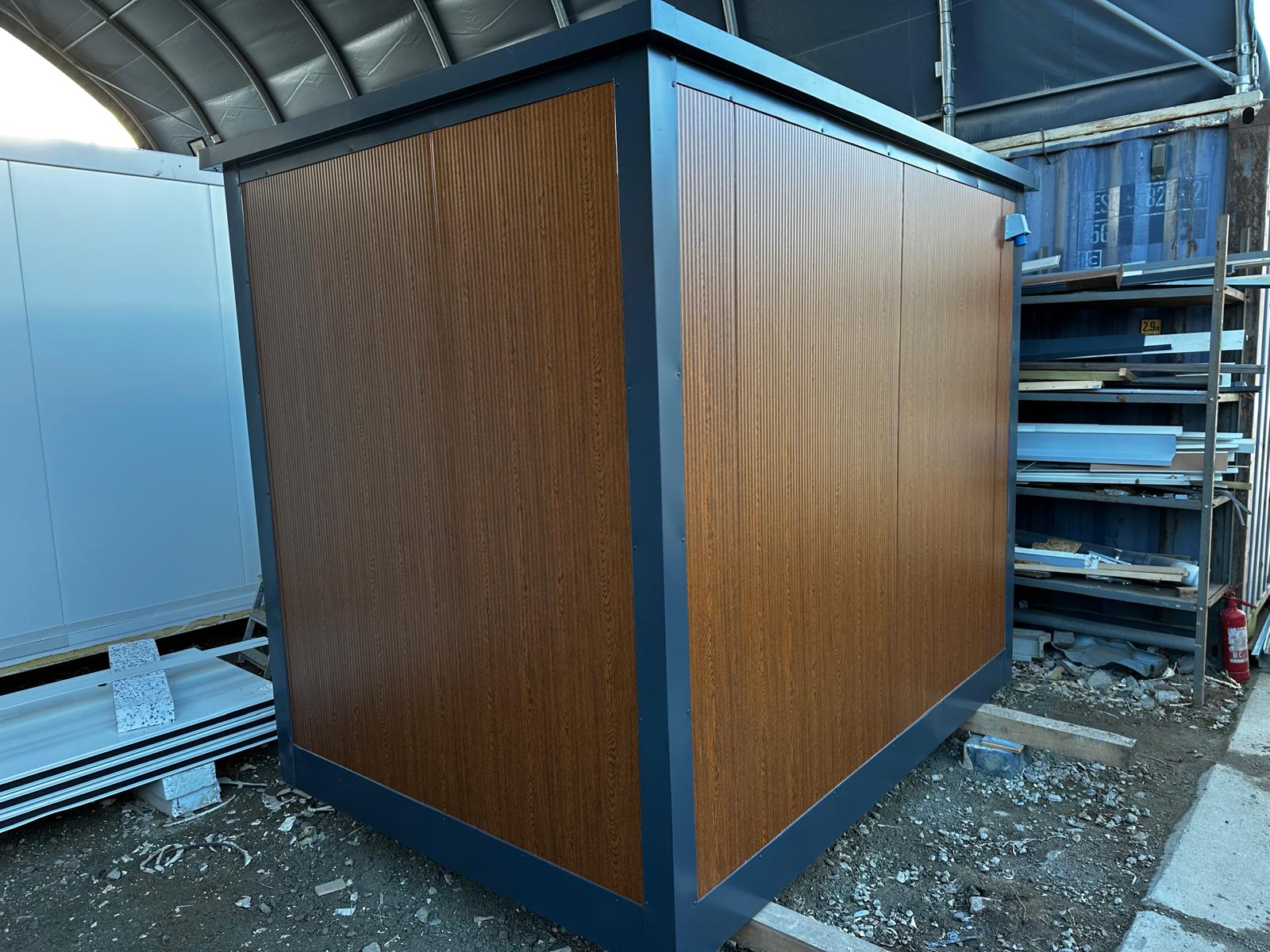 Recipiente sanitário duplo com 2 cabines sanitárias / sanita + urinol