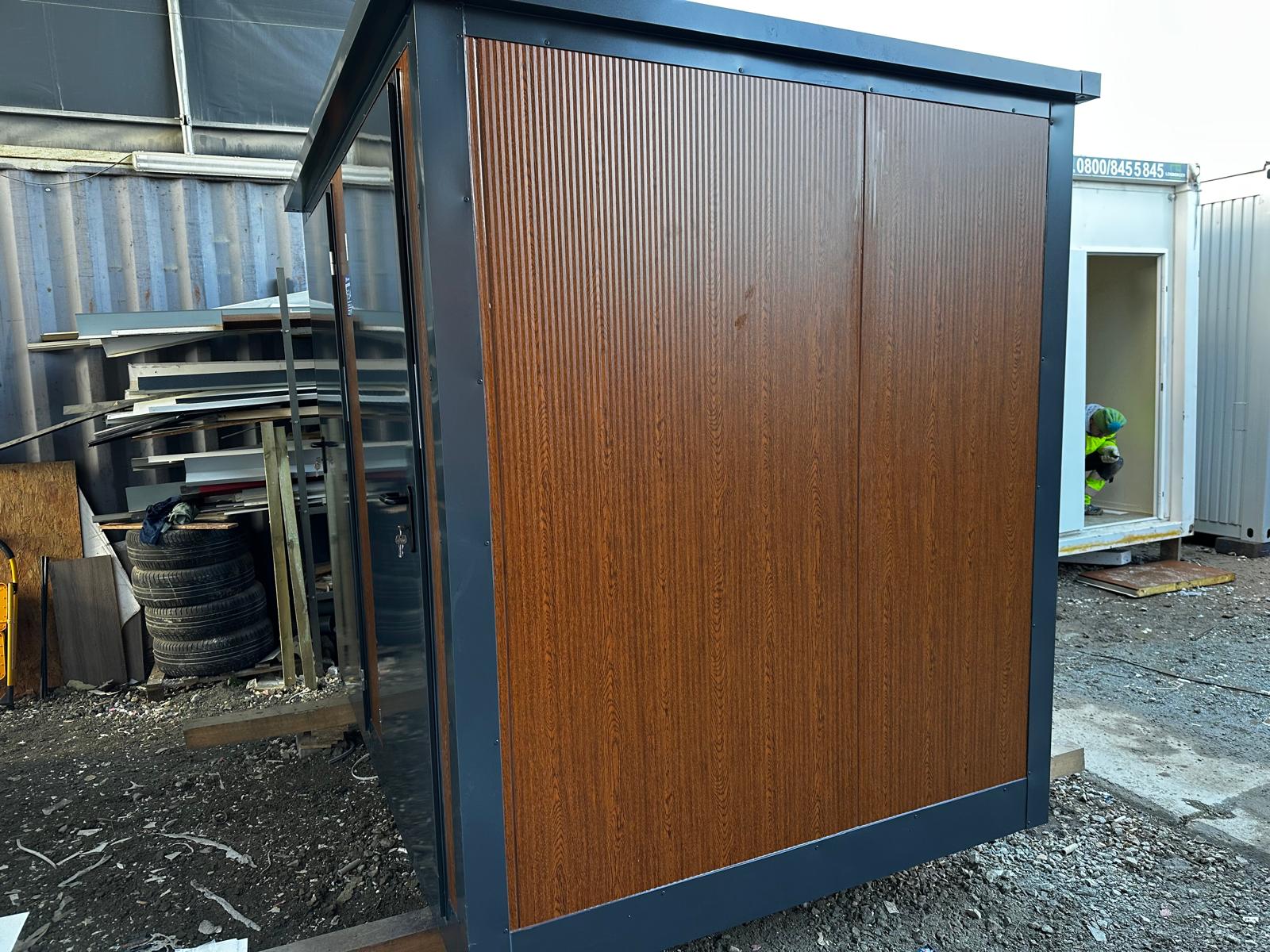 Recipiente sanitário duplo com 2 cabines sanitárias / sanita + urinol