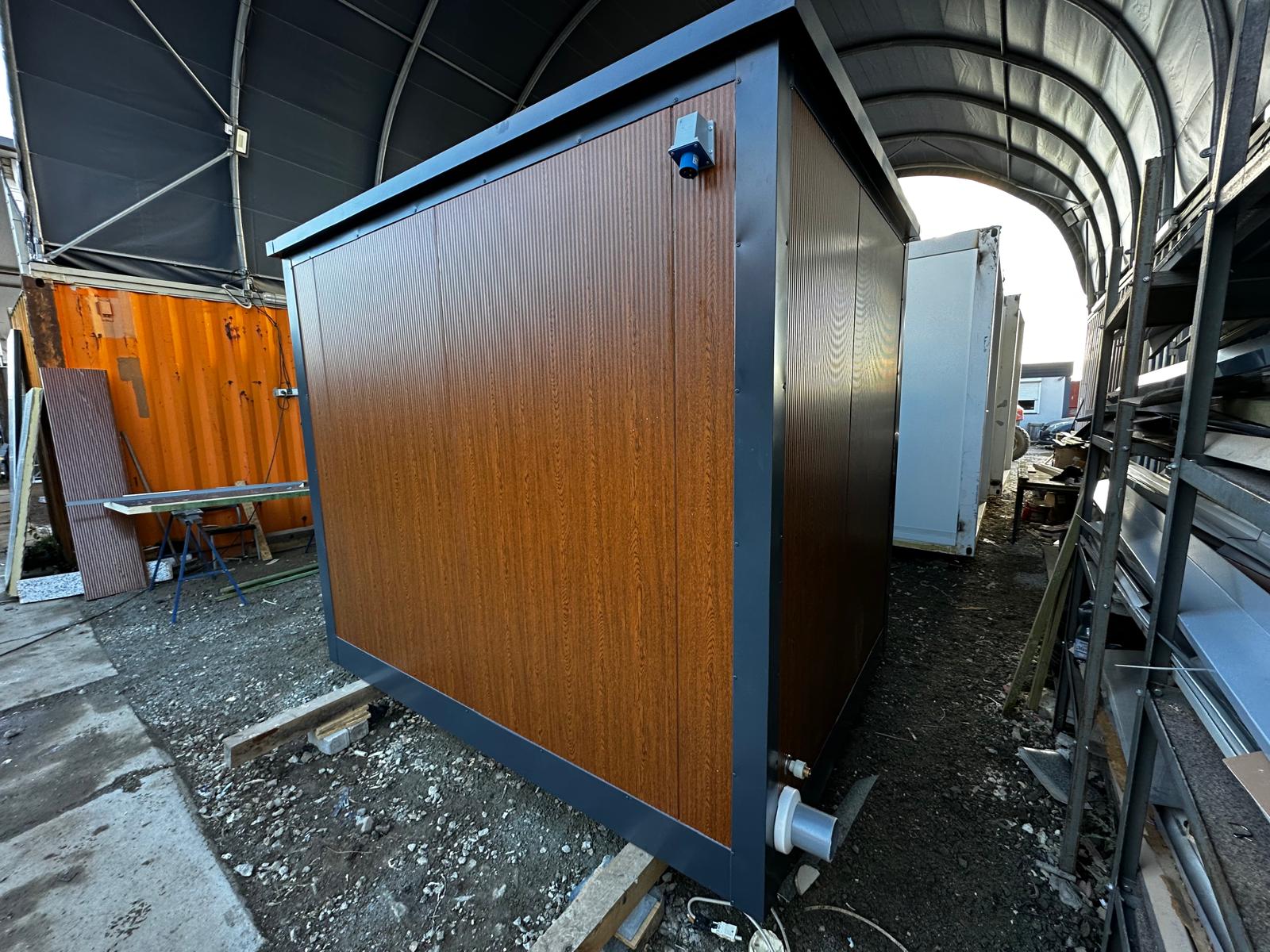 Recipiente sanitário duplo com 2 cabines sanitárias / sanita + urinol