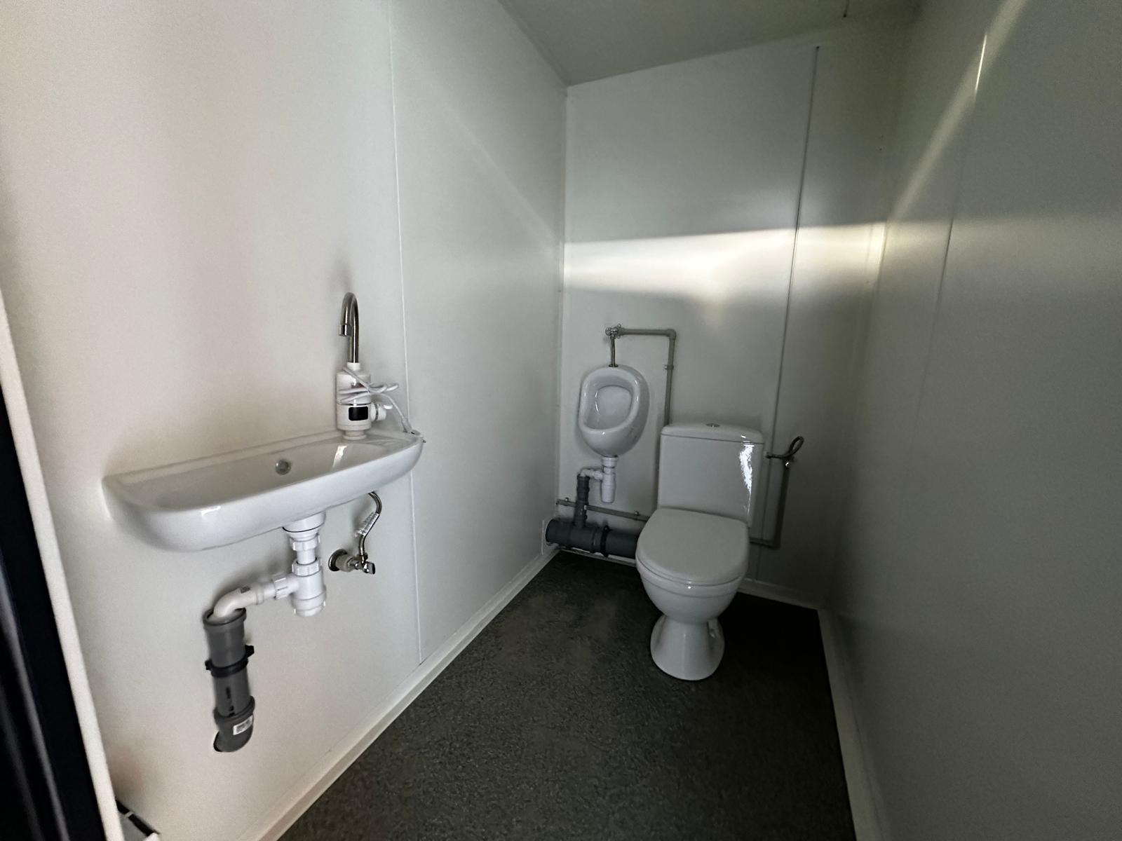 Recipiente sanitário duplo com 2 cabines sanitárias / sanita + urinol