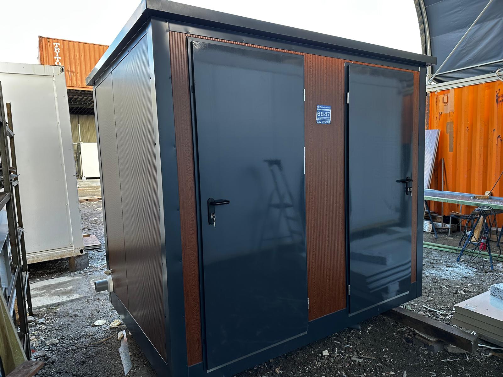 Recipiente sanitário duplo com 2 cabines sanitárias / sanita + urinol