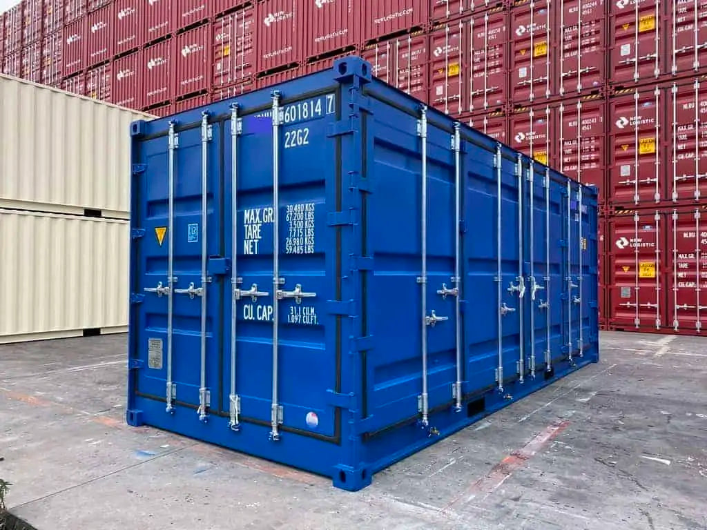 Contentor de 6 metros com carregamento lateral e bandeja de drenagem.