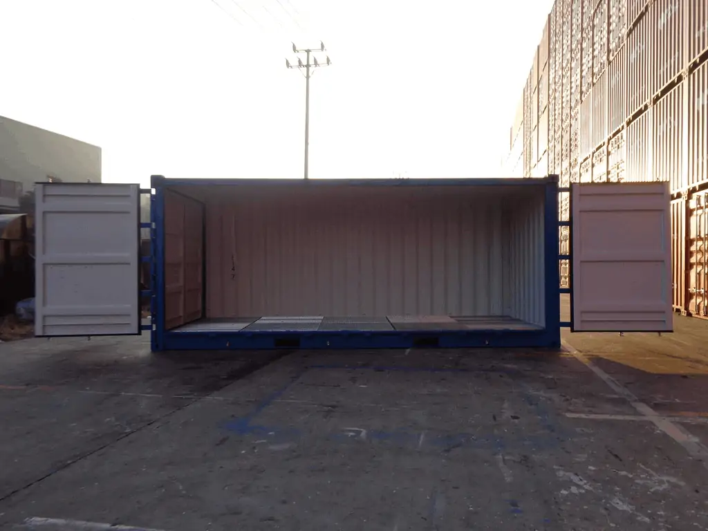 Contentor de 6 metros com carregamento lateral e bandeja de drenagem.