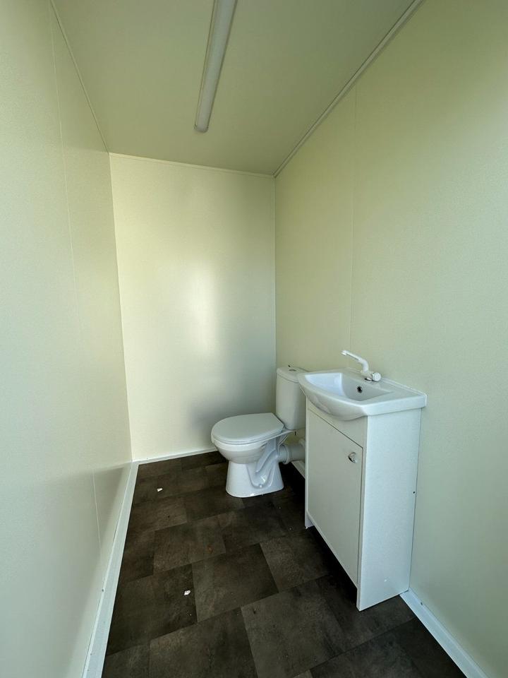 Reboque sanitário auto-suficiente com depósito de 700 litros