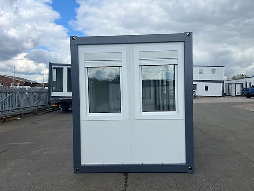 Escritório portátil com janelas amplas.