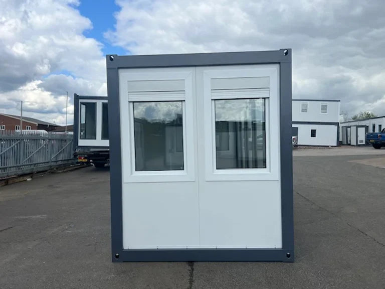 Escritório portátil com janelas amplas.