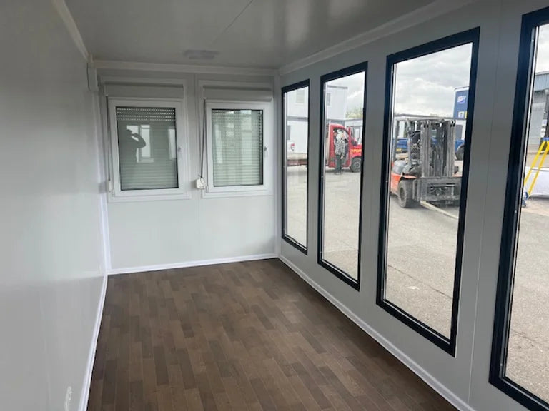 Escritório portátil com janelas amplas.