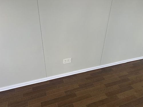 Escritório portátil com janelas amplas.