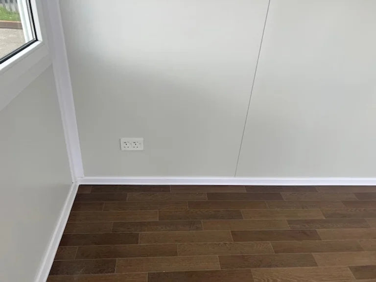 Escritório portátil com janelas amplas.