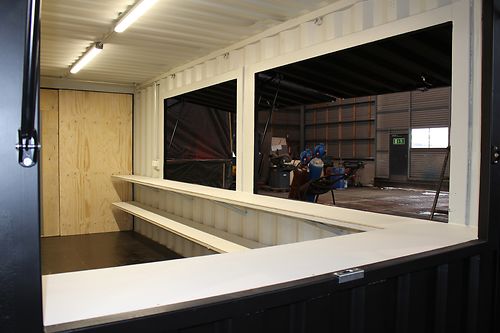 Contentor de 20 pés (7,1 m) ou contentor marítimo de 6 metros, equipado para utilização como bar/café.